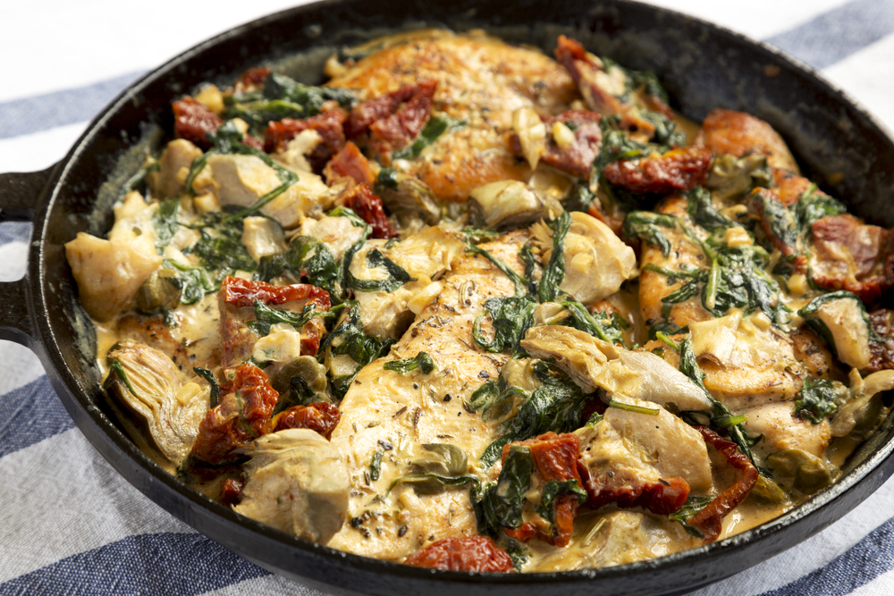 Homemade Creamy Tuscan Chicken Cast Iron Pan Side View Close — Stock Photo, Image