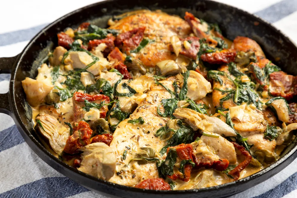 Homemade Creamy Tuscan Chicken Cast Iron Pan Side View Close — Stock Photo, Image