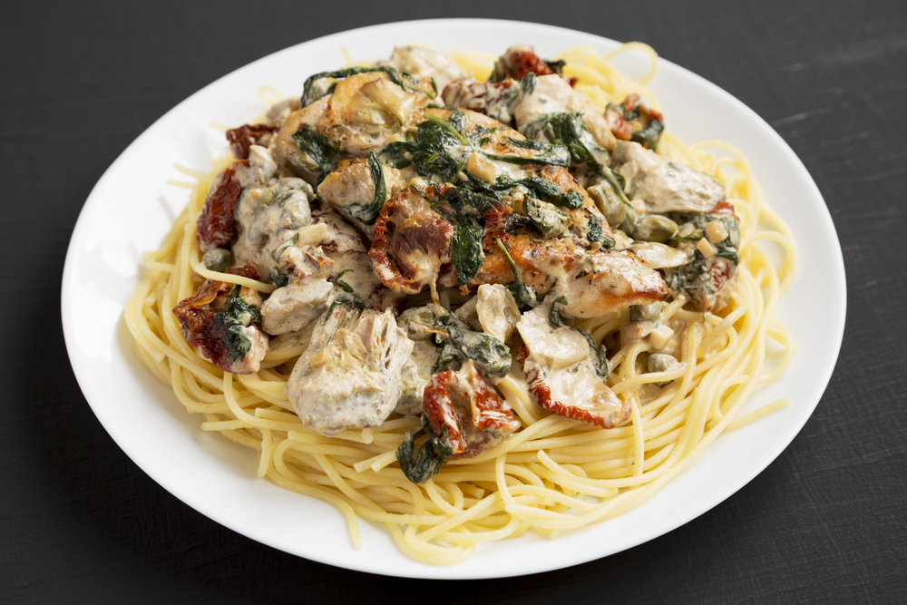 Homemade Creamy Tuscan Chicken Pasta White Plate Black Background Side — Stock Photo, Image
