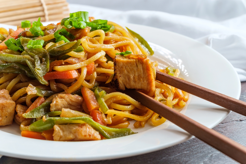 Eating Japanese Chicken Yakisoba Noodles Chopsticks — Stock Photo, Image