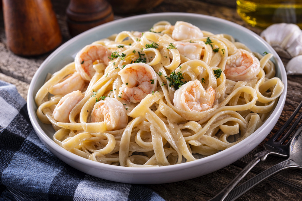 Plate Delicious Shrimp Alfredo Garlic Cream Sauce Pasta — Stock Photo, Image