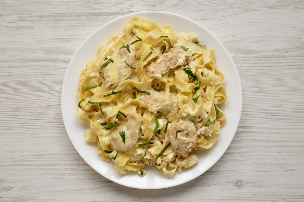 Homemade Chicken Fettuccine Alfredo White Plate White Wooden Background Top — Stock Photo, Image