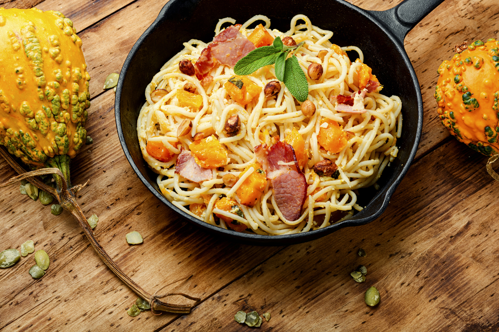 Pasta Spaghetti Pumpkin Bacon Pasta Carbonara Seasonal Autumn Food Wooden — Stock Photo, Image