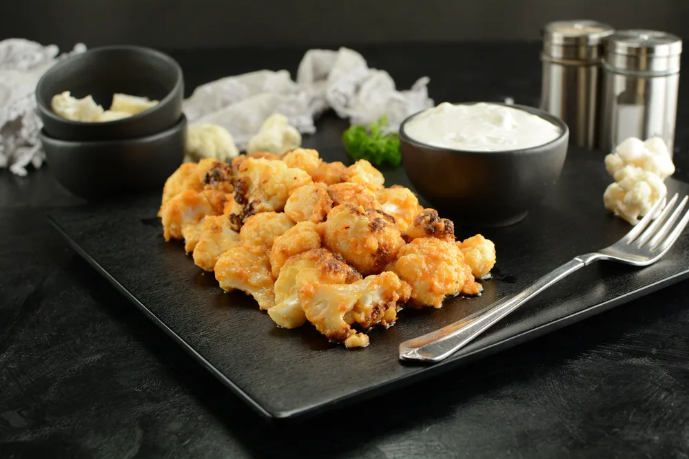 Keto Buffalo Cauliflower Bites Gorgonzola Sauce — Stock Photo, Image