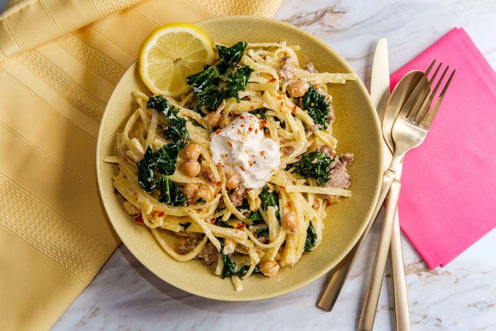 Linguine Pasta Italian Sausage Chickpeas Kale Creamy Ricotta Cheese Sauce — Stock Photo, Image