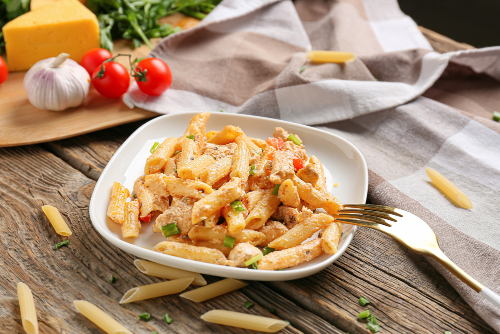 Plate Cajun Chicken Pasta Wooden Background — Stock Photo, Image