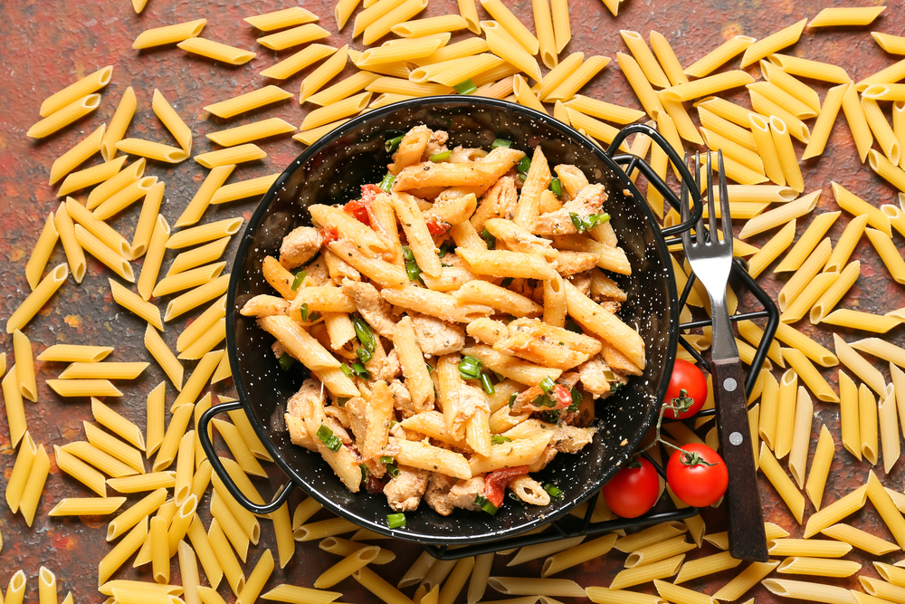 Frying Pan Tasty Cajun Chicken Pasta Grunge Background — Stock Photo, Image
