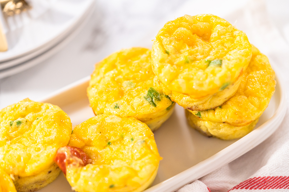 Bacon Cheese Egg Muffin White Serving Plate — Stock Photo, Image