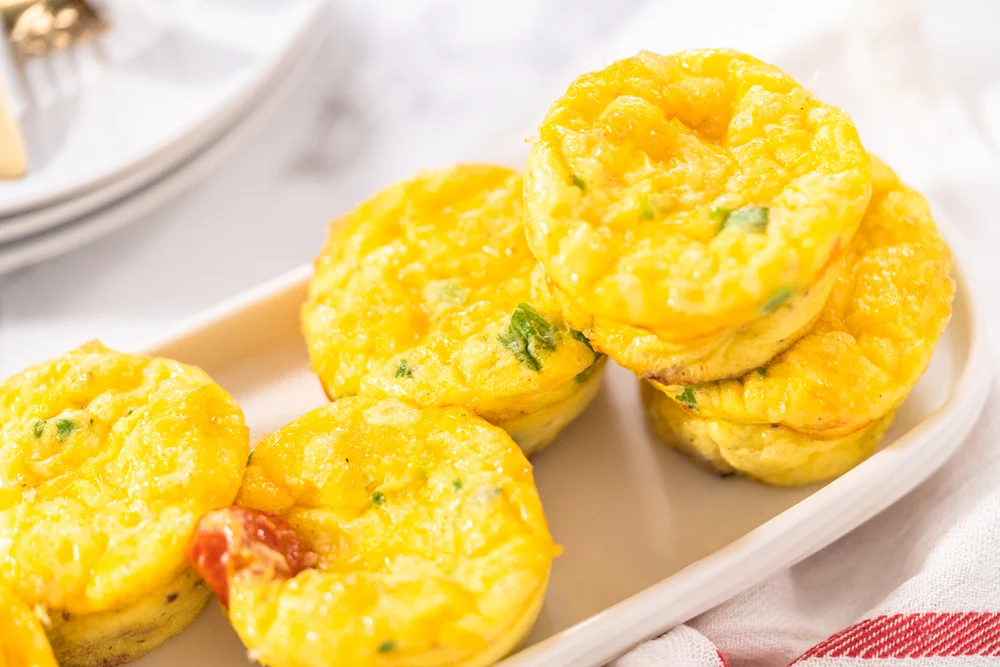 Bacon Cheese Egg Muffin White Serving Plate — Stock Photo, Image