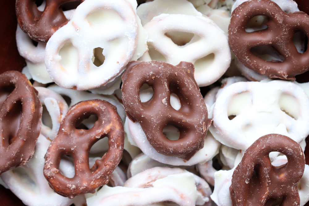 Mix White Dark Chocolate Covered Mini Pretzels Texture Homemade Assorted — Stock Photo, Image
