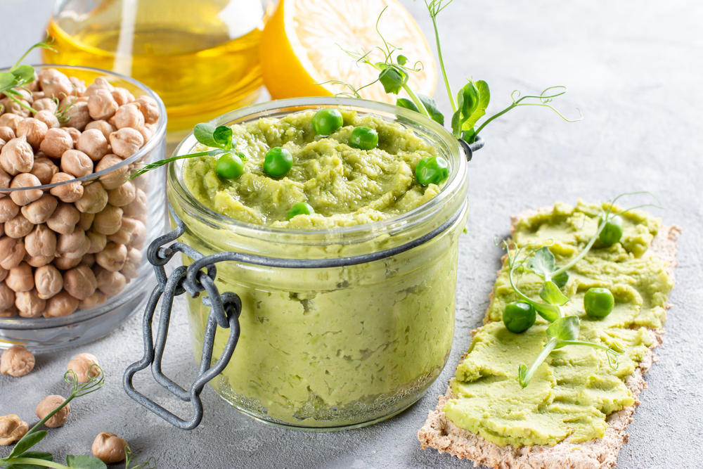 Green Parsley Hummus Chickpeas Green Pea Homemade Chickpeas Table Delicious — Stock Photo, Image