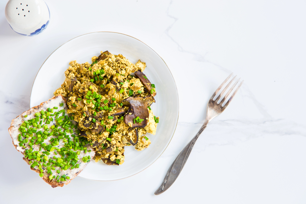Scramble tofu with mushrooms, vegan alternative.