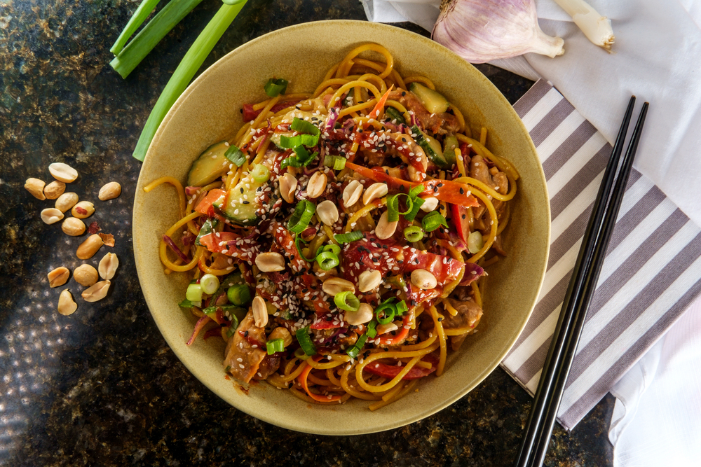 Spicy Thai Chicken Peanut Butter Mein Noodles Tuxedo Sesame Seeds — Stock Photo, Image