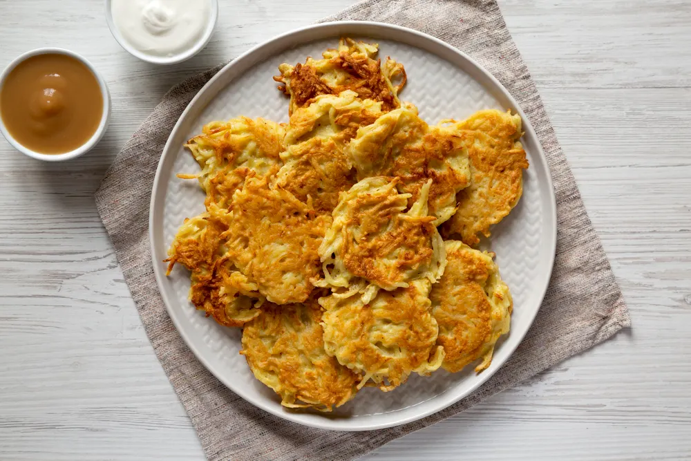 Homemade Potato Pancakes Latkes Apple Sauce Sour Cream White Wooden — Stock Photo, Image