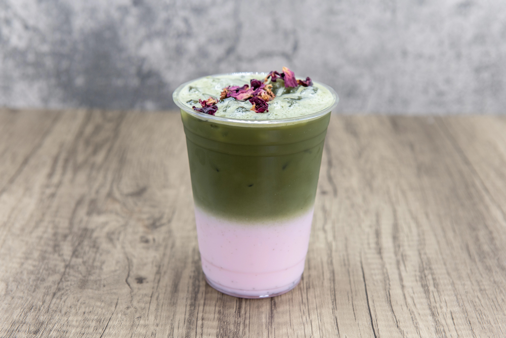 Rose Matcha Latte Cold Beverage Mixes Iced Boba Drink Refreshing — Stock Photo, Image
