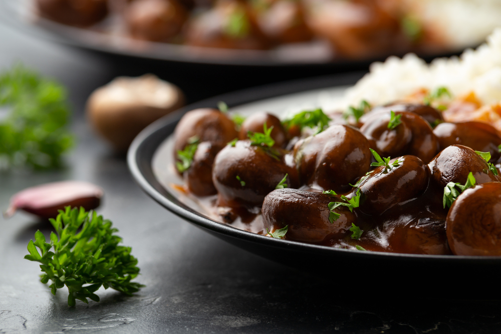 "Mushrooms in Balsamic Soy rich sauce with rice. healthy vegan food. — Stock Photo, Image"