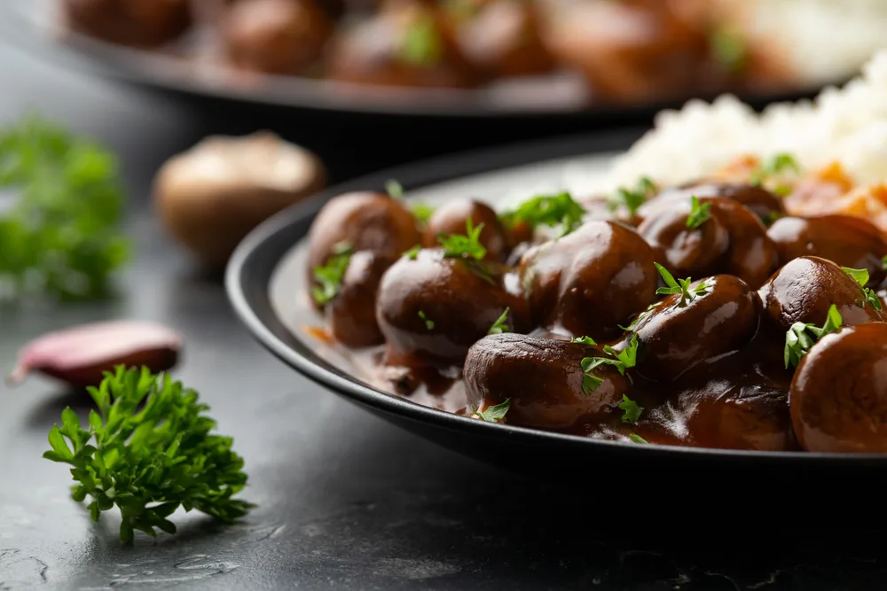 "Mushrooms in Balsamic Soy rich sauce with rice. healthy vegan food. — Stock Photo, Image"