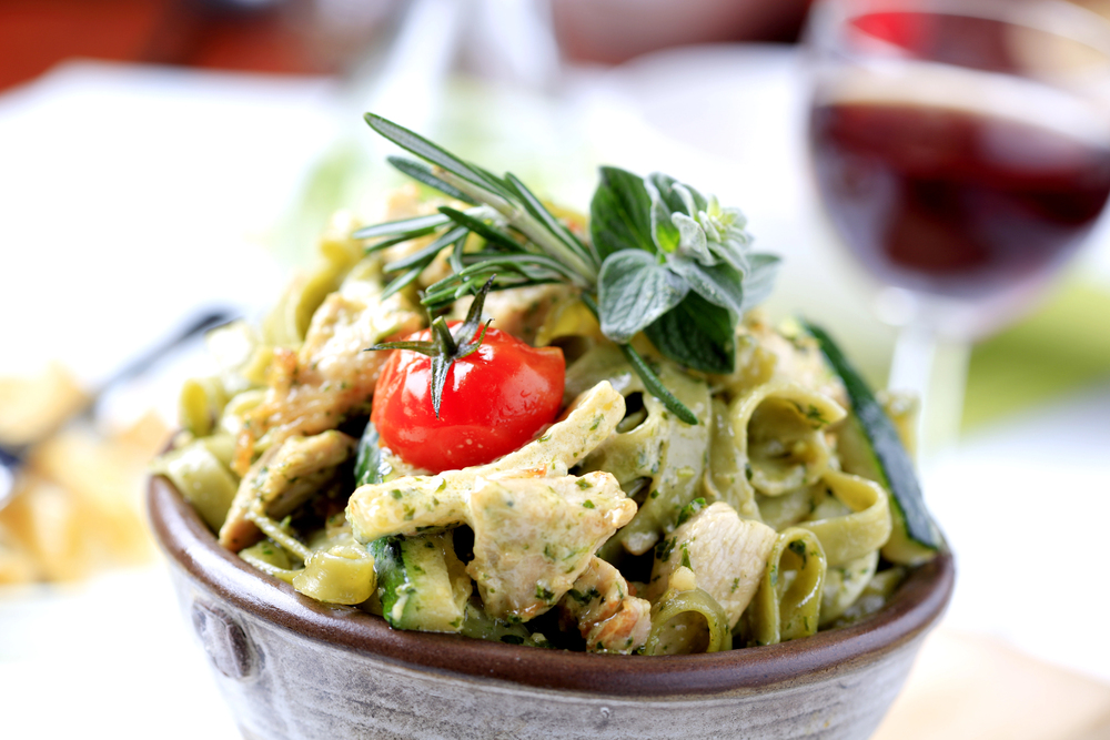 Spinach fettuccine with chicken, basil pesto and cream — Photo