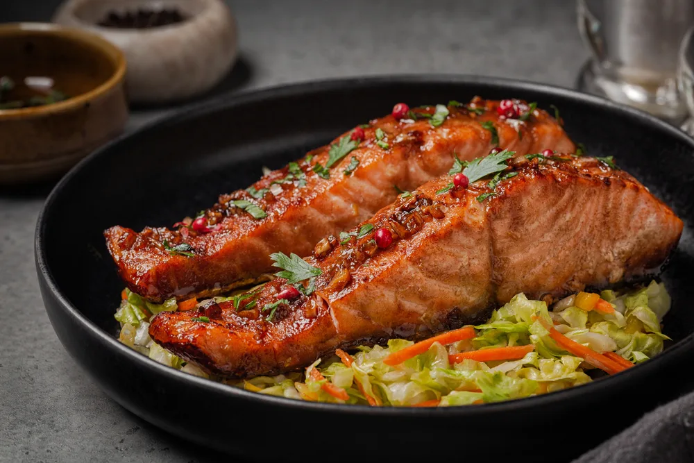 Honey Garlic Glazed Salmon Fresh Salad Black Plate Healthy Food — Stock Photo, Image