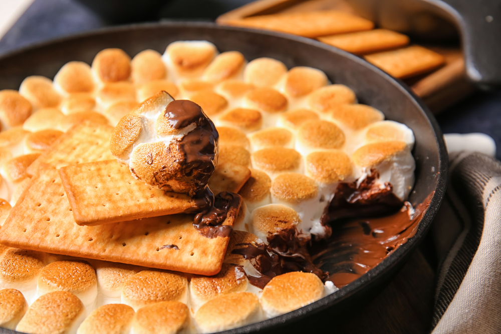 Frying Pan Tasty Mores Dip Crackers Table Closeup — Stock Photo, Image