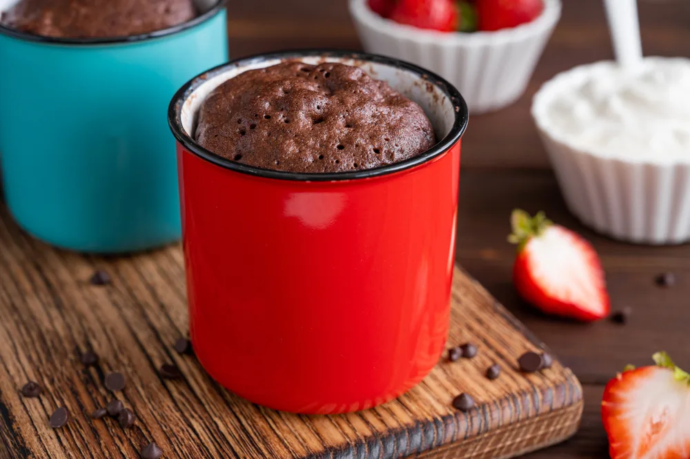 Chocolate Mug Cake Whipped Cream Fresh Berries Dark Wooden Background — Stock Photo, Image