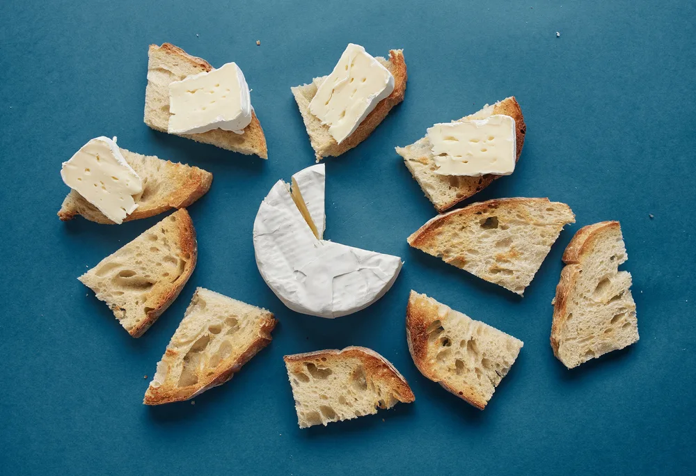Toasted Bread Slices Brie Cheese Dark Blue Background Top View — Stock Photo, Image
