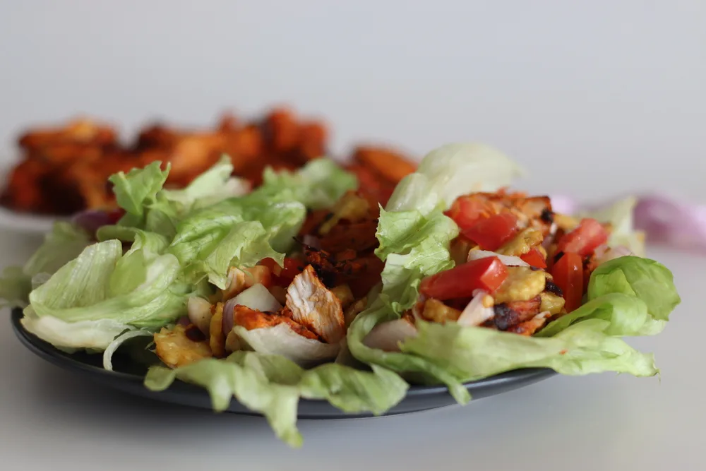 Lettuce Chicken Wrap Tandoori Chicken Bites Sauteed Baby Corn Fresh — Stock Photo, Image