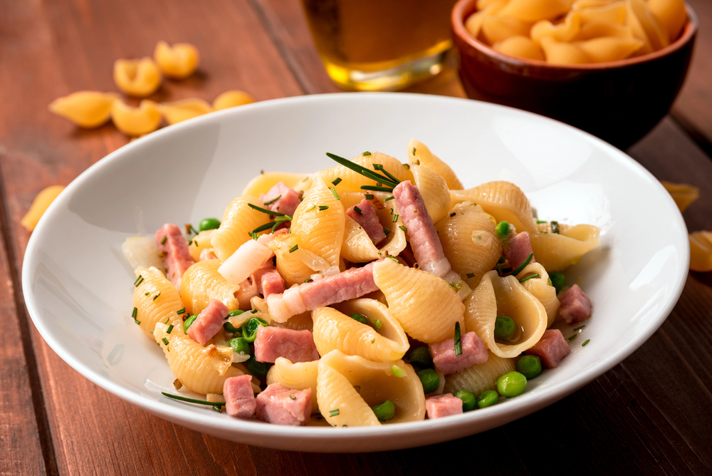 Plate Delicious Pasta Spring Peas Prosciutto Italian Food — Stock Photo, Image