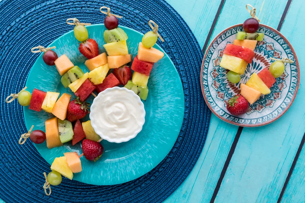 Top View Fresh Fruit Skewers Blue Plate Served Yogurt Dip — Stock Photo, Image