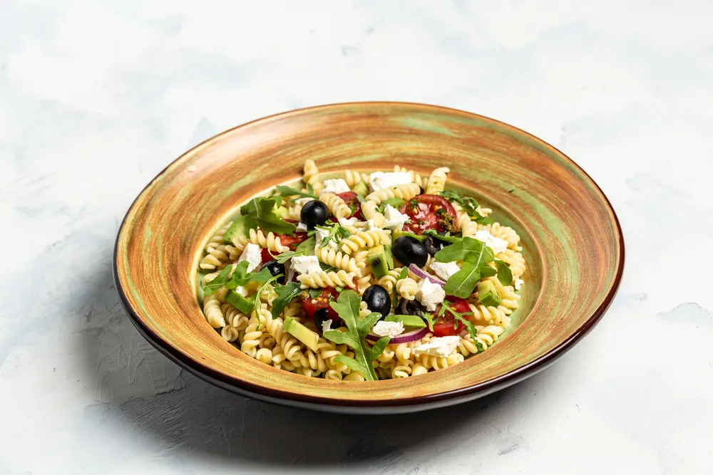 Pasta Greek Salad Tomato Avocado Black Olives Red Onions Cheese — Stock Photo, Image
