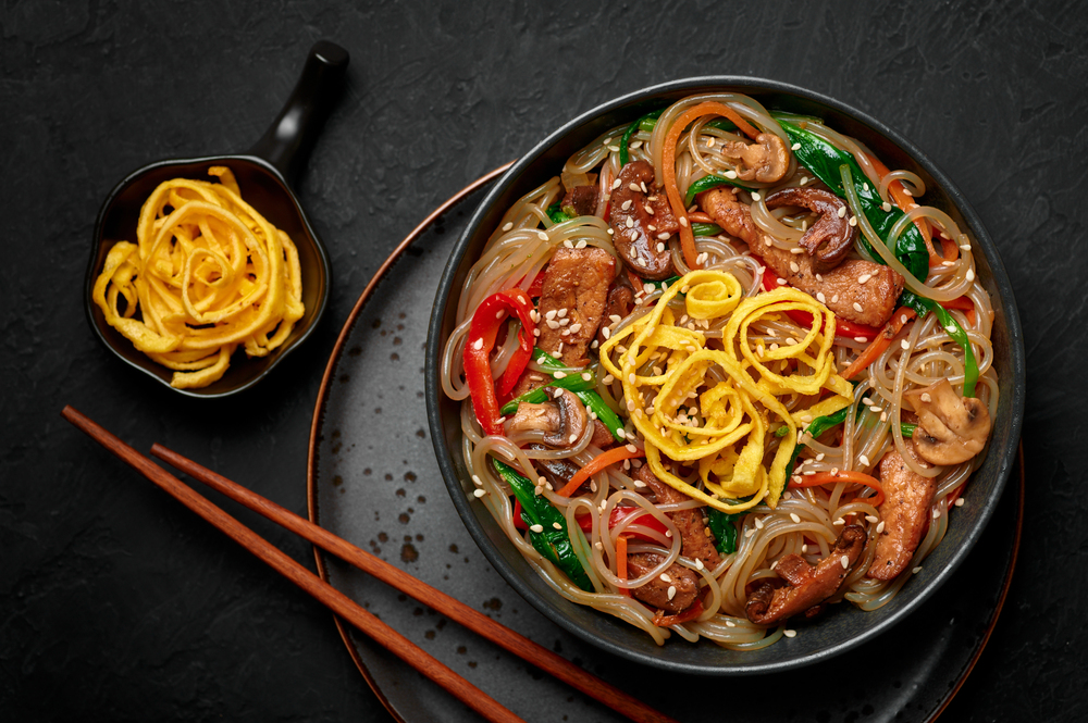Japchae Black Bowl Dark Slate Table Top Korean Cuisine Glass — Stock Photo, Image