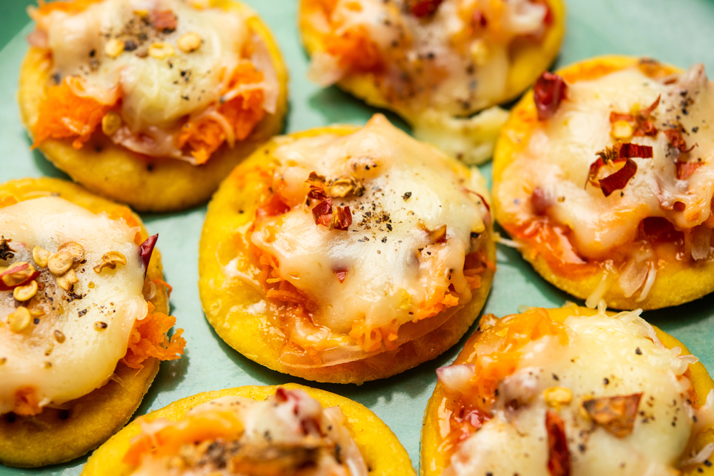 Papdi Pizza Mini Food Bites Indian Kids Favourite Party Snack — Stock Photo, Image