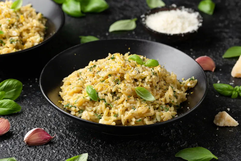 Creamy Garlic Parmesan Orzo Pasta Lemon Zest Parsley — Stock Photo, Image