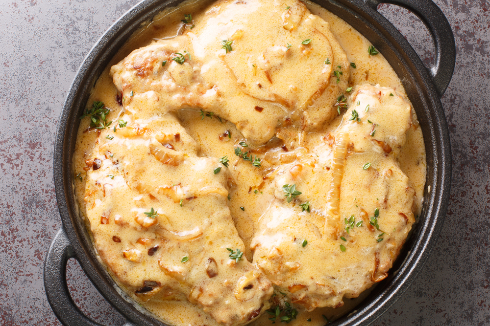Homemade Smothered Bone Pork Chops Creamy Onion Gravy Closeup Pan — Stock Photo, Image