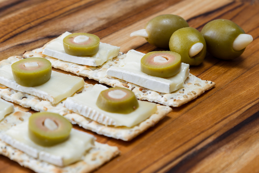 Cheese and crackers — Stock Photo, Image