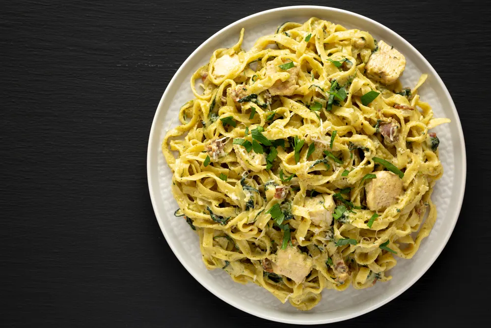 Homemade Creamy Chicken Bacon Pesto Pasta Plate Black Background Top — Stock Photo, Image