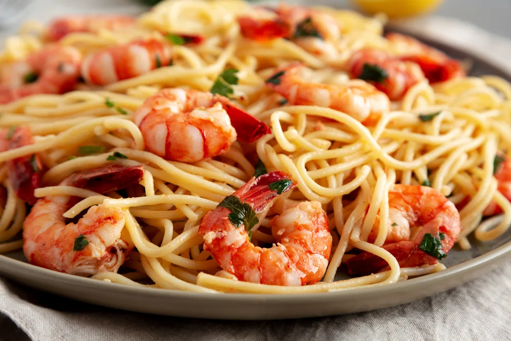 Homemade Cooked Garlic Shrimp Scampi Plate Side View Close — Stock Photo, Image