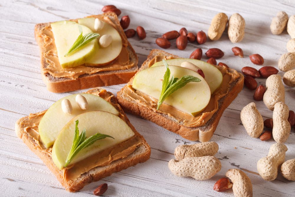 Healthy breakfast: toast with fresh apple and peanut butter — Stock Photo, Image