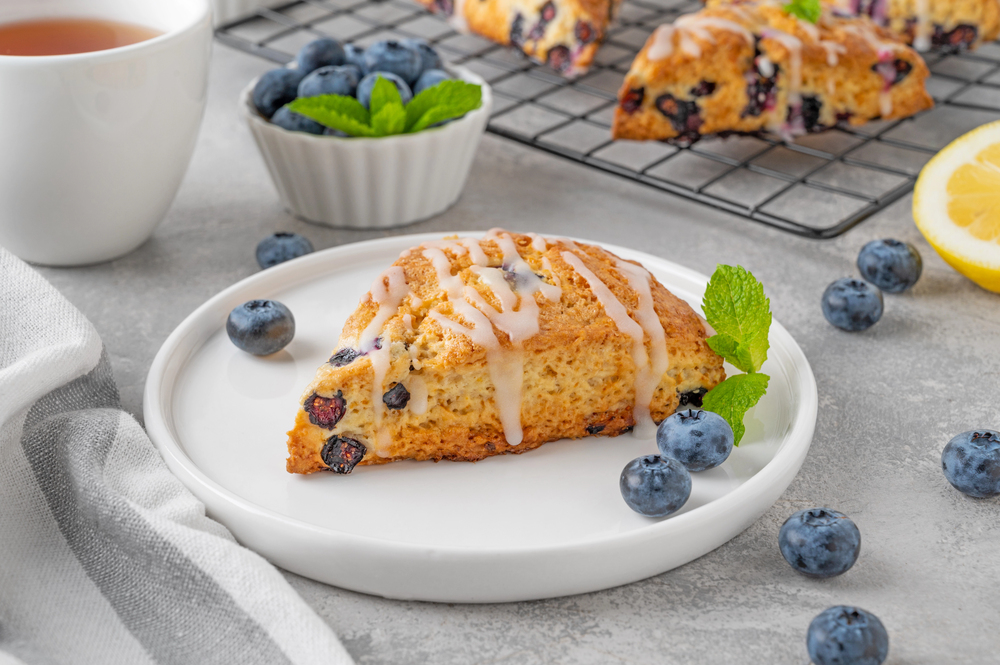 Blueberry Scones Lemon Glaze Top Gray Concrete Background Delicious Breakfast — Stock Photo, Image