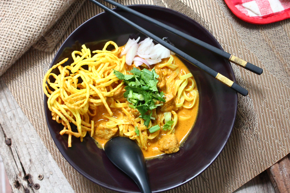 Aromatic Khao Soi Egg Noodles Rich Coconut Curry Broth — Stock Photo, Image