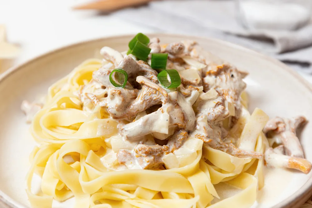 Close Fettuccine Pasta Creamy Chanterelle Mushroom Sauce Garnished Green Onions — Stock Photo, Image