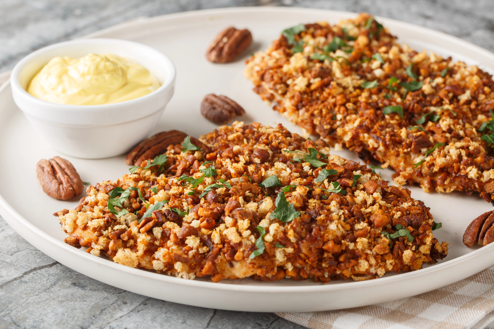 Pecan Crusted Chicken Fillet Honey Mustard Sauce Close Plate Table — Stock Photo, Image
