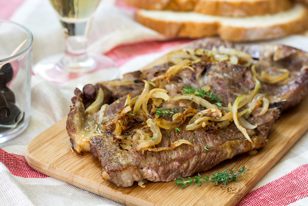 Fried pork chops with caramelized onions — Stock Photo, Image