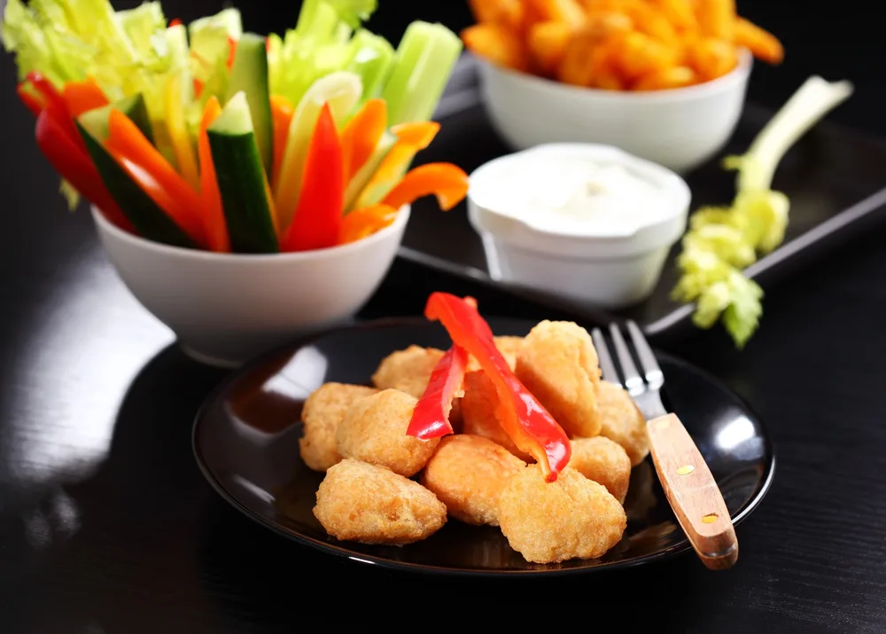 Chili cheese nuggets with raw vegetable — Photo
