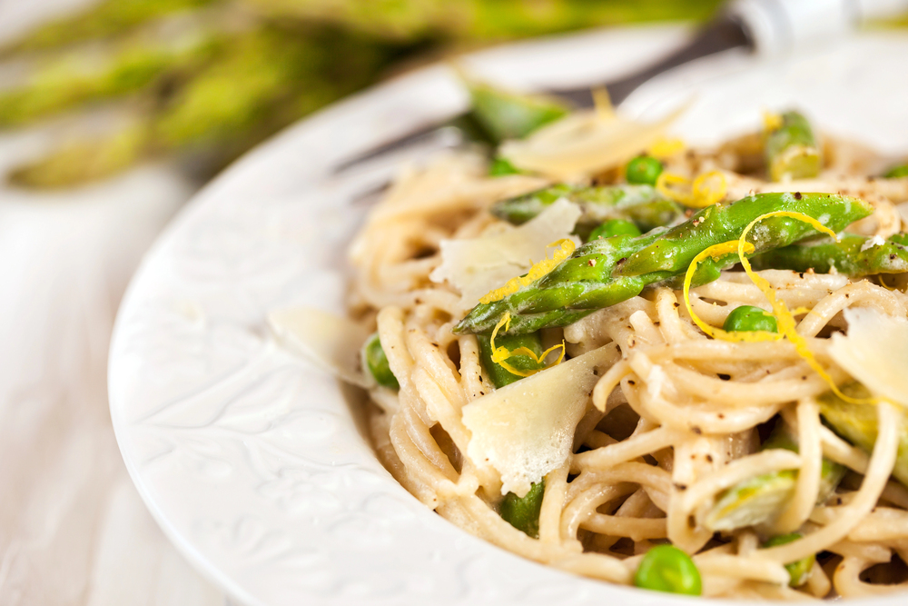 Pasta with asparagus and green peas — Stock Photo, Image