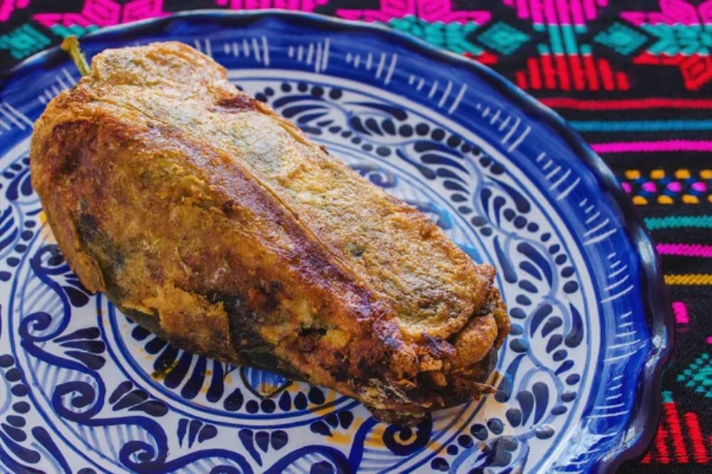 Chile relleno, traditional Mexican cuisine in Mexico — Photo
