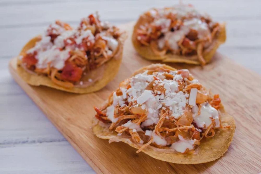 Tostadas Mexicanas with chicken, tinga de pollo mexican food