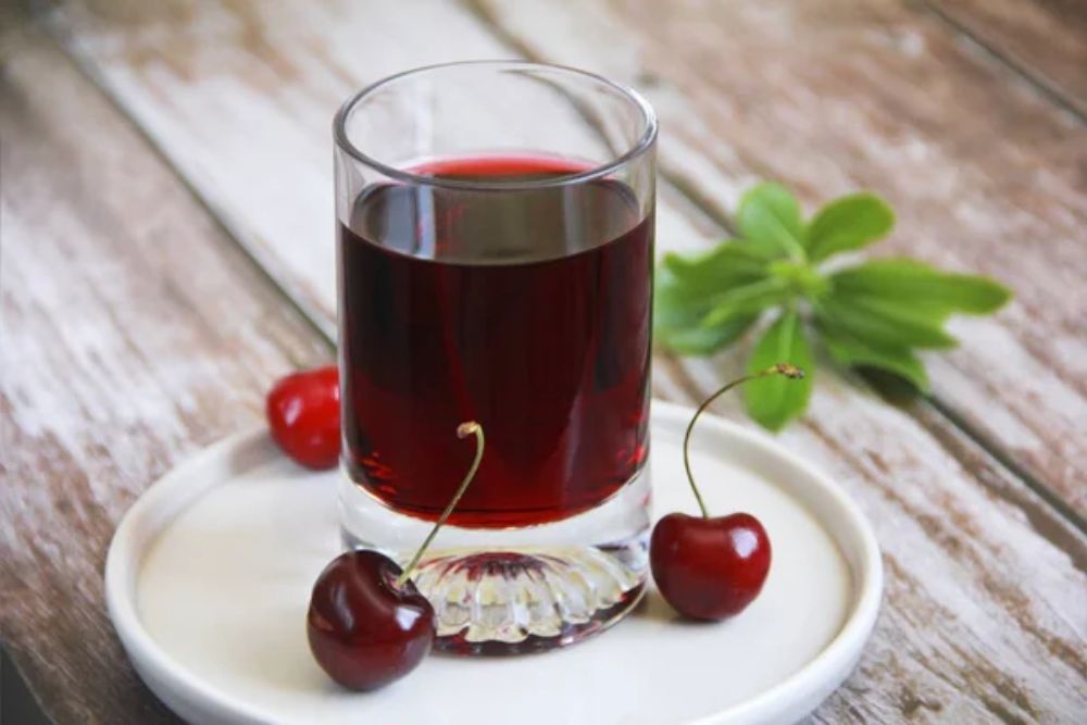 Red cherry drink in a glass and cherry fruit — Photo