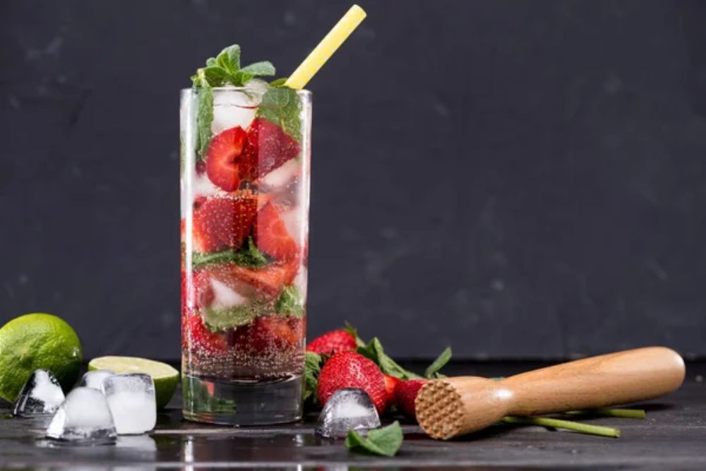 Strawberry lemonade with ice cubes — Photo
