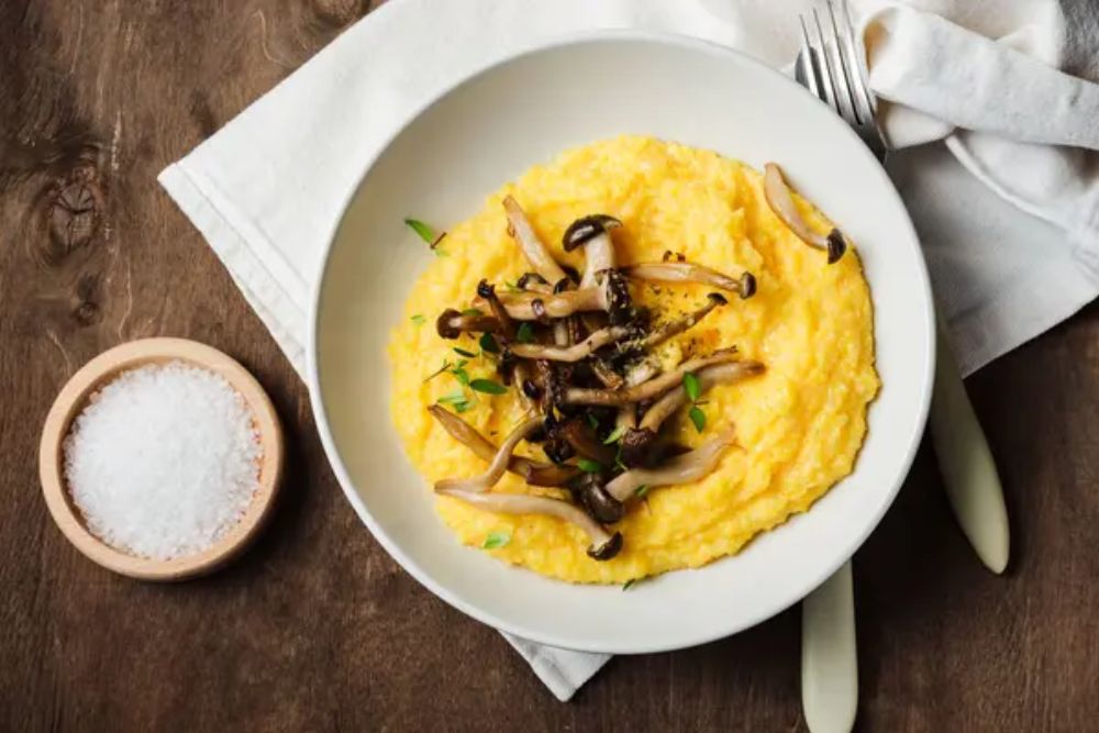 Creamy Polenta Roasted Shimeji Mushrooms Top View — Stock Photo, Image